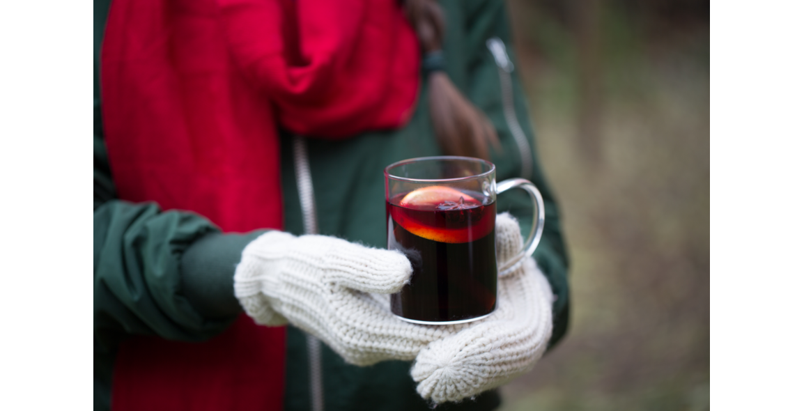 Glühwein mit Gewürzen und grünem Pfeffer