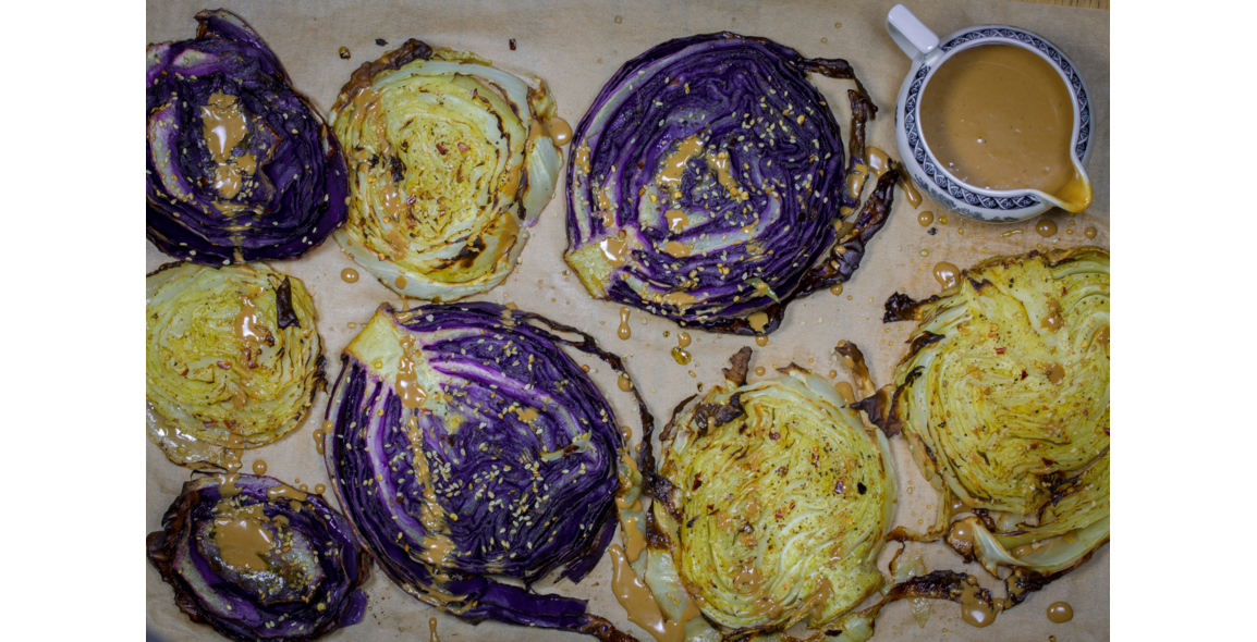 Gebratene Kohlkeile mit Sesam-Morgenland-Dressing