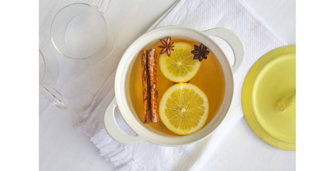 Weißer Glühwein mit Sternanis und grünem Pfeffer