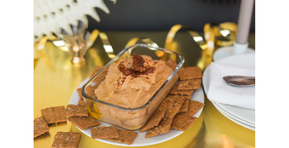 Hummus mit getrockneten Tomaten und Knoblauch