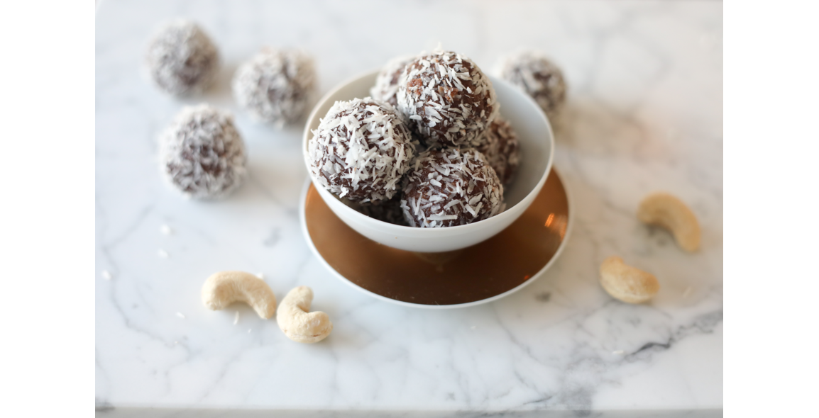 Energie-Bällchen mit Cashew, Datteln, Kakao und Kokos