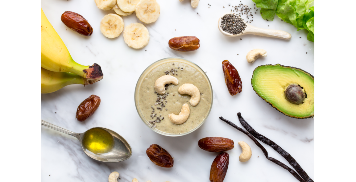 Smoothie mit Avocado, Datteln und Chiasamen