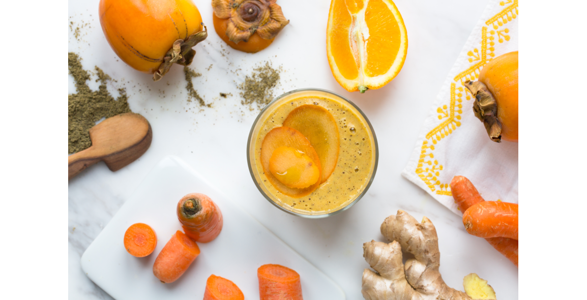 Smoothie mit Kaki, Orange, Karotte und Hanföl