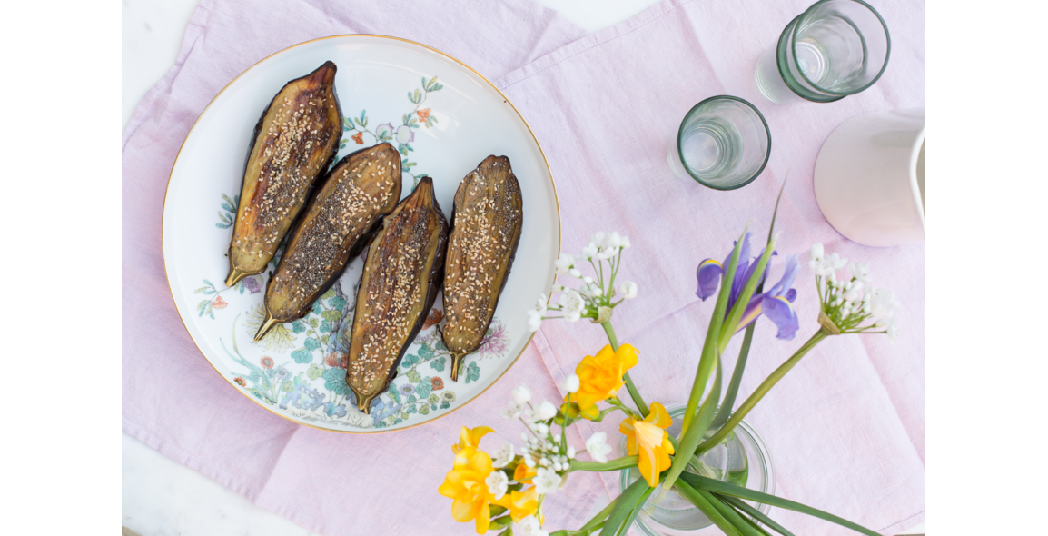 Gebackene Aubergine mit Sesam-Creme und Chiasamen