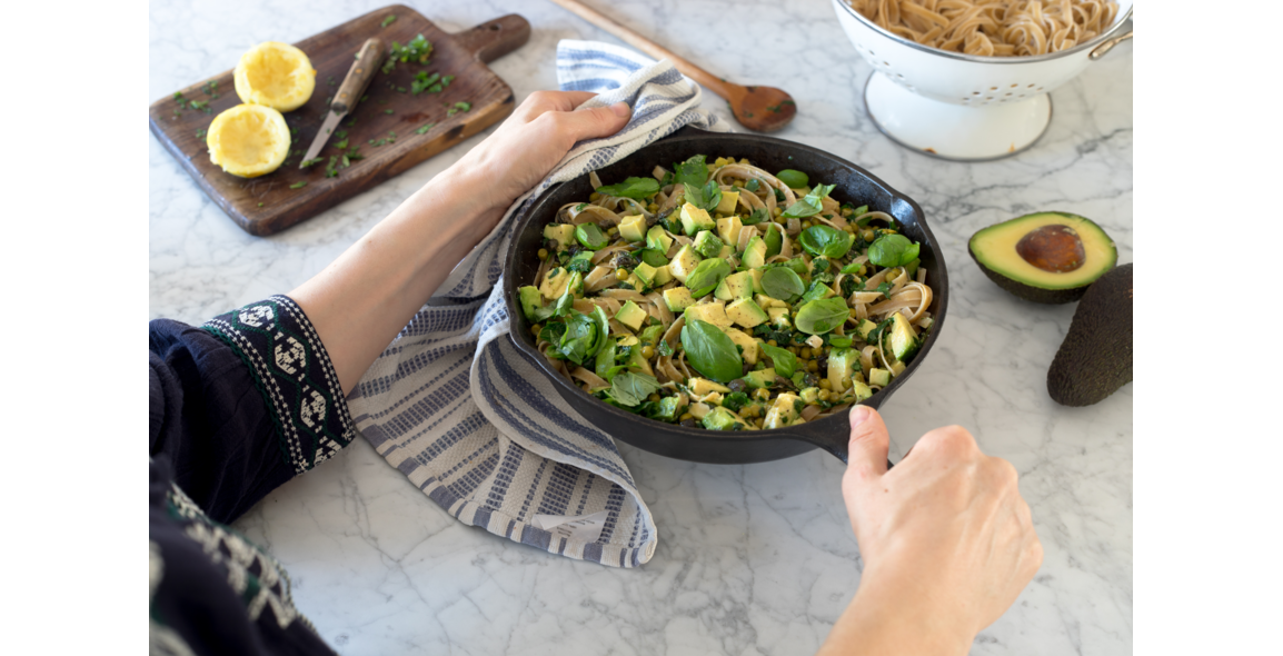 Grüne Tagliatelle mit Avocado, grünen Erbsen und frischen Kräutern