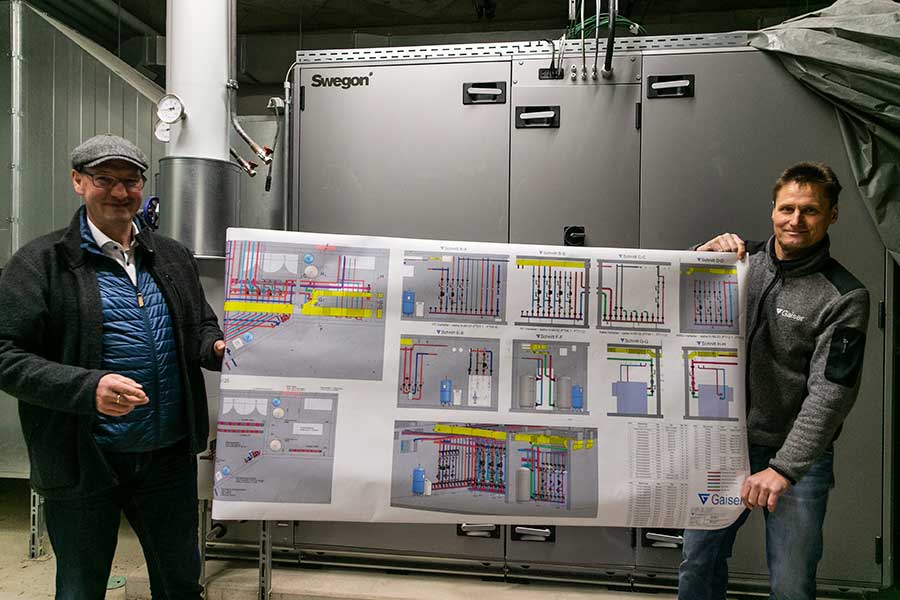 Harald Kretschmann und Michael Stoll zeigen den aufwendigen Plan für die Gebäudetechnik.