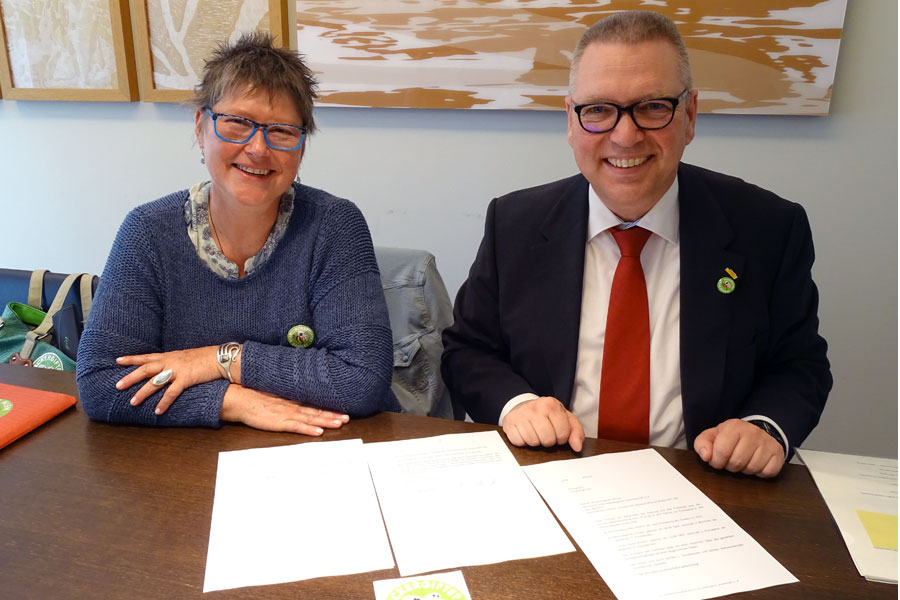 Der erste und die zweite Vorsitzende des Vereins für eine enkeltaugliche Landwirtschaft bei der Unterschrift zur Vereinsgründung: Heike Kirsten (Marketingleiterin Rapunzel Naturkost) und Stephan Paulke (Vorstandsvorsitzender basic AG) Der erste und die zweite Vorsitzende des Vereins für eine enkeltaugliche Landwirtschaft bei der Unterschrift zur Vereinsgründung: Heike Kirsten (Marketingleiterin Rapunzel Naturkost) und Stephan Paulke (Vorstandsvorsitzender basic AG)