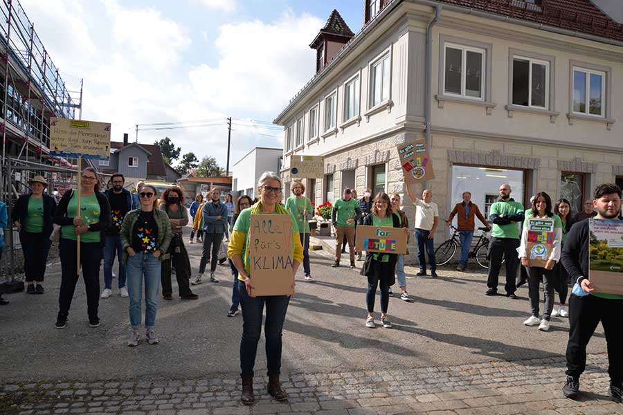 Geschäftsführerin Margit Epple und ein Teil der Rapunzels auf der Mahnwache. Geschäftsführerin Margit Epple und ein Teil der Rapunzels auf der Mahnwache.
