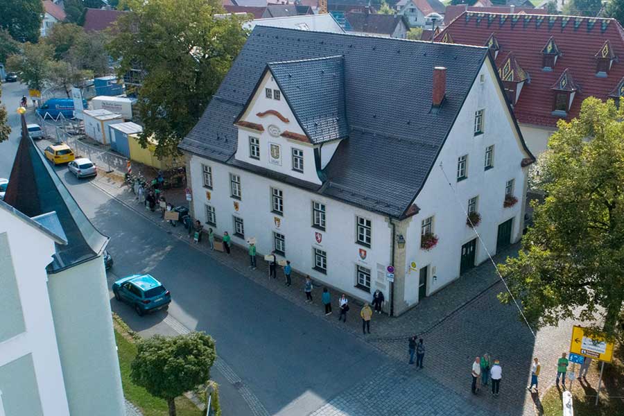 Als Abschluss bildeten alle statt Menschenkette einen losen Kreis um das Rathaus. Als Abschluss bildeten alle statt Menschenkette einen losen Kreis um das Rathaus.