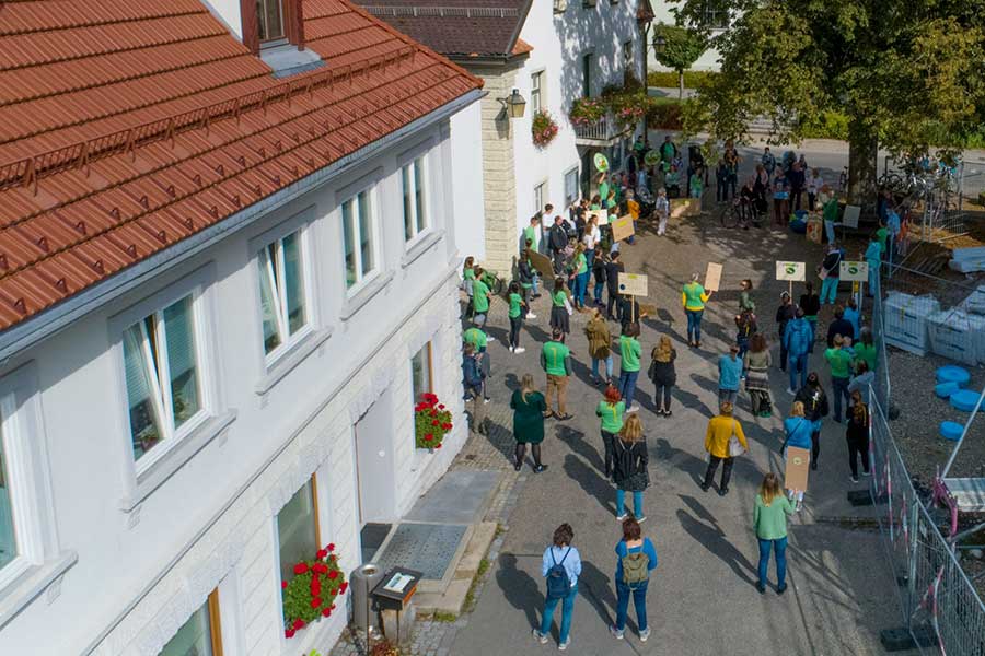 Treffpunkt für die Mahnwache war die Dorflinde auf dem Marktplatz. Treffpunkt für die Mahnwache war die Dorflinde auf dem Marktplatz.