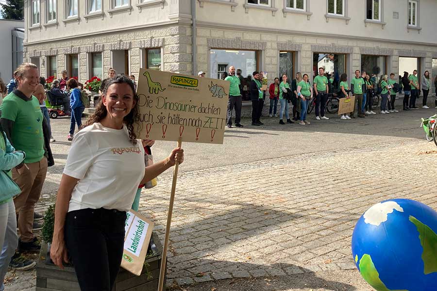 Die Aussagen auf den Schildern unterstrichen die Aussagen der Mahnwache. Die Aussagen auf den Schildern unterstrichen die Aussagen der Mahnwache.