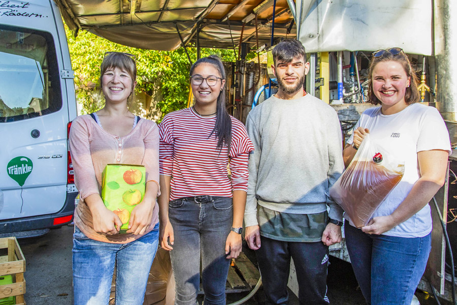 Unsere Azubis beim Apfelernte-Projekt Unsere Azubis beim Apfelernte-Projekt
