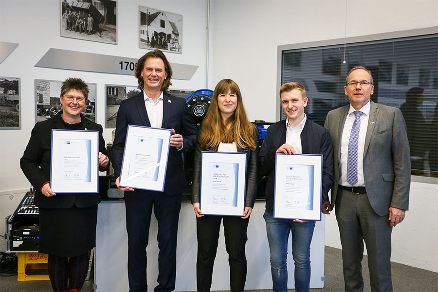 Als Bayerns beste Azubis haben Carolin Kreuzer und Markus Anselment (stellvertretender Frederik Kiefer ihre Ausbildung bei Rapunzel mit Auszeichnung abgeschlossen. Mit im Bild von links: Heike Kirsten (Abteilungsleiterin Rapunzel Marketing), Alexander Karst (Abteilungsleiter Rapunzel Produktion), Carolin Kreuzer, Frederik Kiefer und Markus Anselment (stellvertretender Hauptgeschäftsführer IHK Schwaben) Als Bayerns beste Azubis haben Carolin Kreuzer und Markus Anselment (stellvertretender Frederik Kiefer ihre Ausbildung bei Rapunzel mit Auszeichnung abgeschlossen. Mit im Bild von links: Heike Kirsten (Abteilungsleiterin Rapunzel Marketing), Alexander Karst (Abteilungsleiter Rapunzel Produktion), Carolin Kreuzer, Frederik Kiefer und Markus Anselment (stellvertretender Hauptgeschäftsführer IHK Schwaben)