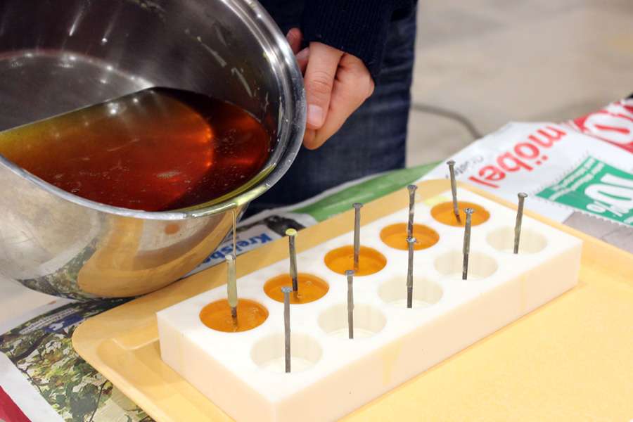 Bei Punsch und Plätzchen versammelt sich das Bienenteam um weihnachtliche Geschenke aus Bienenwachs herzustellen: Kerzen, Lippenbalsam, Körperbutter, Bee’s Wraps und Seifen. Bei Punsch und Plätzchen versammelt sich das Bienenteam um weihnachtliche Geschenke aus Bienenwachs herzustellen: Kerzen, Lippenbalsam, Körperbutter, Bee’s Wraps und Seifen.