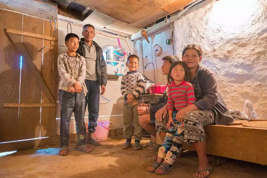 Die Familien freuen sich über elektrisches Licht und Trinkwasser in ihren Häusern.