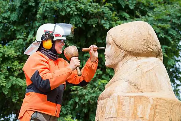 Beim Festival 2014 hat die Bildhauerin die Figur vor den Augen der Besucher geschnitzt.