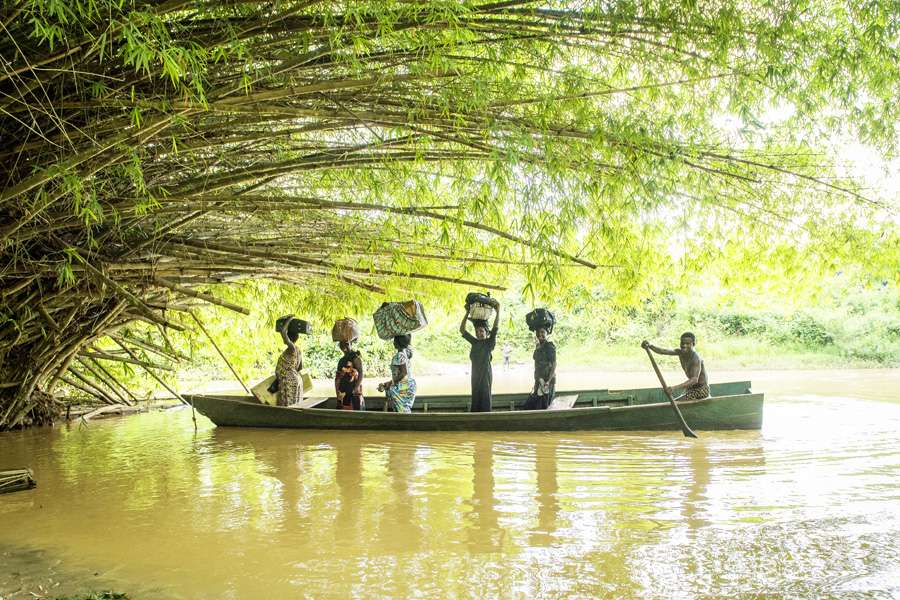 Dieses Boot, finanziert durch Fair-Trade-Prämien, bringt die Bauern von ihren Höfen zum Dorf. 