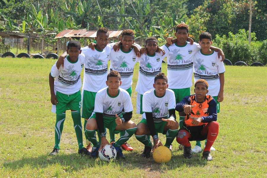 Fußball für mehr Bildung: Profitrainer trainieren die Kinder, wenn sie regelmäßig die Schule besuchen