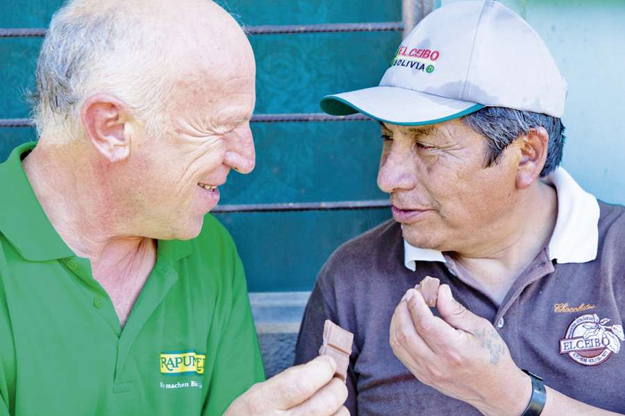 Bio-fairer Kakao verbindet: Rapunzel Gründer Joseph Wilhelm und die Bauern von El Ceibo in Bolivien arbeiten schon seit 30 Jahren auf Augenhöhe zusammen. Bio-fairer Kakao verbindet: Rapunzel Gründer Joseph Wilhelm und die Bauern von El Ceibo in Bolivien arbeiten schon seit 30 Jahren auf Augenhöhe zusammen.