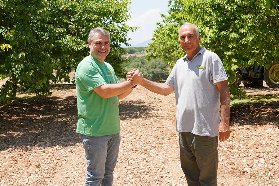 Das Türkei-Projekt steht für langfristige Partnerschaft: Aprikosenbauer Bahri Tulaz aus Malatya (r.) und Rapunzel Agraringenieur Emrah Dağdeviren
