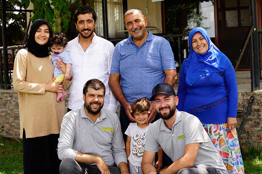 La famille Börekçigil, agriculteurs du projet Turquie de Rapunzel dans le village de Tekelioğlu, avec des collaborateurs de Rapunzel Turquie.