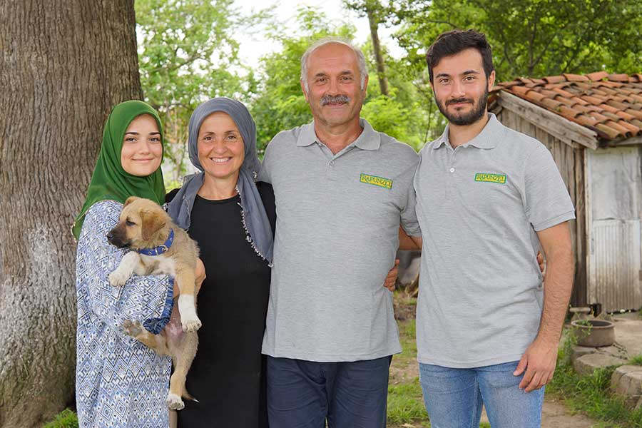 Bio-Landwirt Cemal Tahmaz und seine Familie – seit 30 Jahren aus Überzeugung im Rapunzel Türkei-Projekt.
