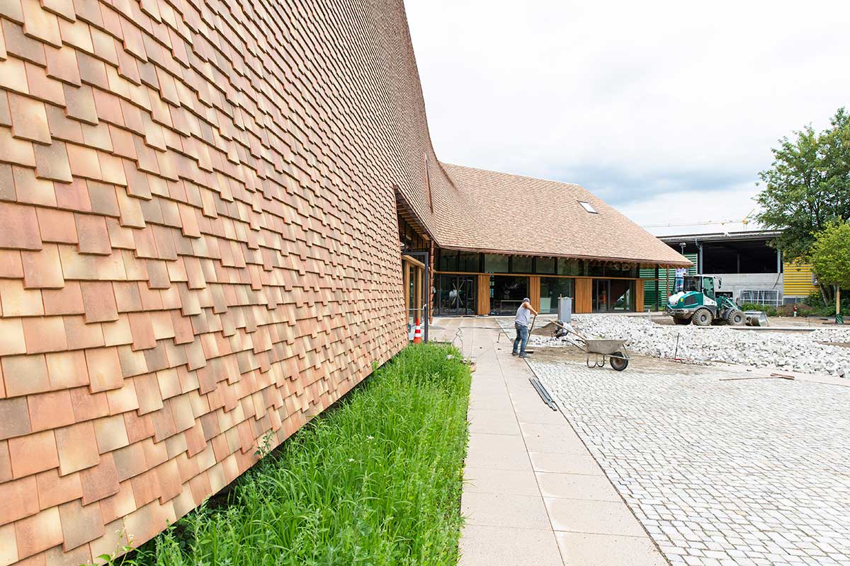 Den ersten Kontakt der Gäste mit dem Gebäude – wie den Marktplatz – gestalten die Garten- und Landschaftsbauer der Helmut Haas GmbH. 