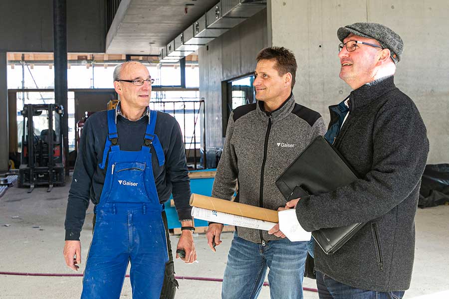 Gaiser Geschäftsführer Harald Kretschmann (rechts) ist stolz auf seinen Projektleiter Michael Stoll (Mitte) und seinen Bauleitenden Monteur Gerhard Gogeissl (links).