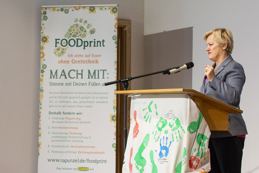 „Die Risiken der neuen Gentechnik sind hoch, daher immer auf das Kleingedruckte achten. Denn hier stellen wir Weichen fürs nächste Jahrtausend. „Die Risiken der neuen Gentechnik sind hoch, daher immer auf das Kleingedruckte achten. Denn hier stellen wir Weichen fürs nächste Jahrtausend.