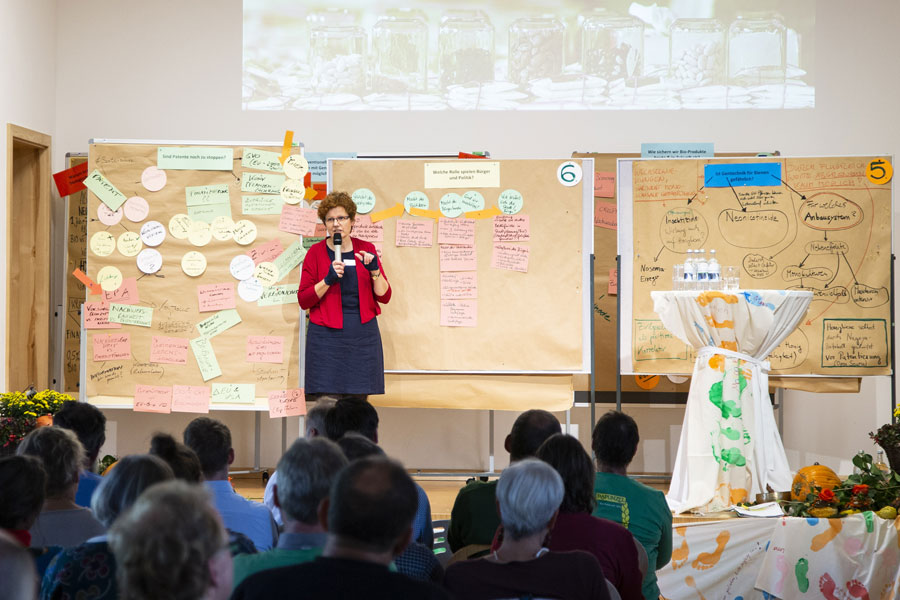 Am Ende des regen Tages fassten die Referentinnen und Referenten nochmals zusammen. Am Ende des regen Tages fassten die Referentinnen und Referenten nochmals zusammen.