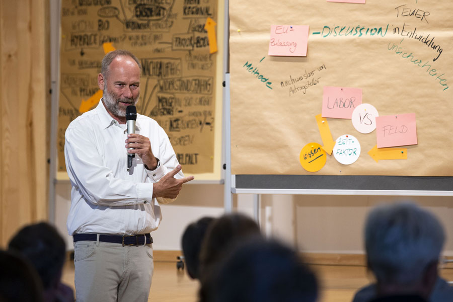 Kleines Tier, komplexe Zusammenhänge: Walter Haefeker klärt über die Auswirkungen der neuen Gentechnik auf die Bienen auf. Kleines Tier, komplexe Zusammenhänge: Walter Haefeker klärt über die Auswirkungen der neuen Gentechnik auf die Bienen auf.