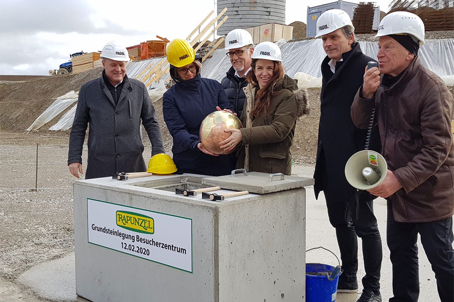 Festive laying of the foundation stone of the new Rapunzel visitor center on February 12, 2020. From left to right: mayor Franz Abele, business manager Margit Epple, construction manager Edwin Münch, project manager Seraphine Wilhelm, architect Martin Haas and Managing Director and Rapunzel founder Joseph Wilhelm.
