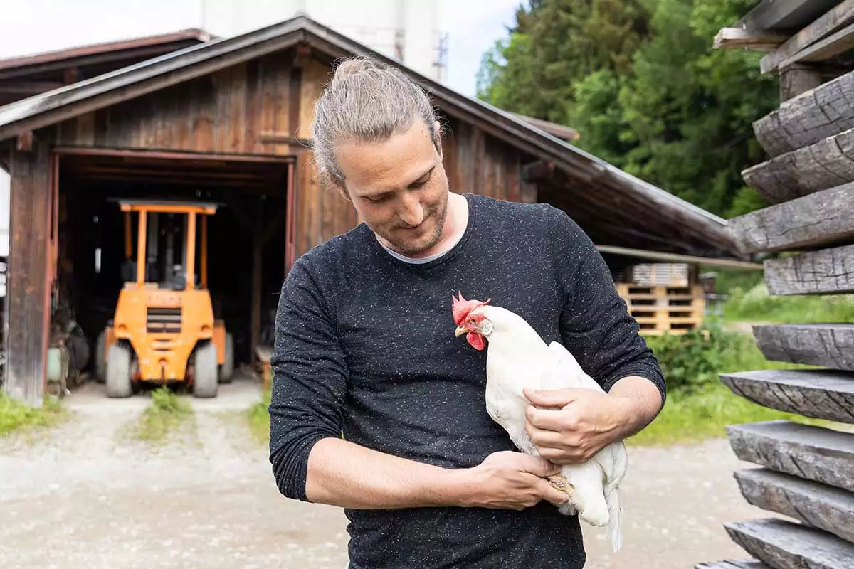 Hannes Mendler, Geschäftsführer bei Möslang Sitzmöbel, mit einem seiner Hühner