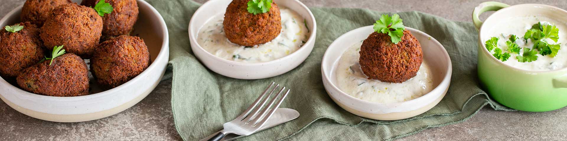 Linsenbällchen mit würzigem Joghurt-Dip