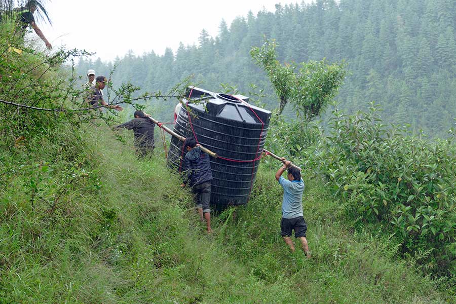Trinkwasser ohne stundenlange Märsche – Infinite Compassion, Nepal, errichtete mit der Dorfbevölkerung Auffangbecken und Wasserleitungen. Trinkwasser ohne stundenlange Märsche – Infinite Compassion, Nepal, errichtete mit der Dorfbevölkerung Auffangbecken und Wasserleitungen.