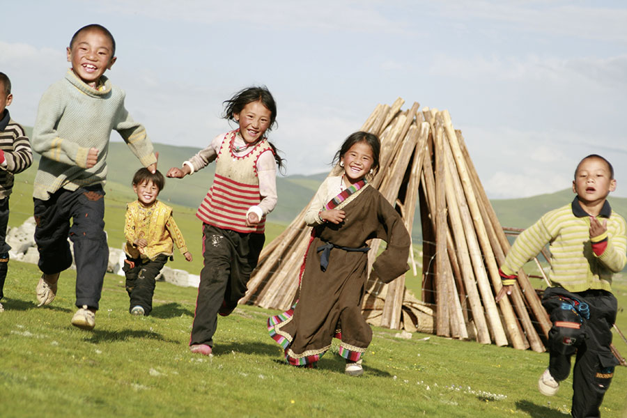 Eines von über 300 unterstützten Projekten: 2010 zerstörte ein Erdbeben in Osttibet auch eine Schule in der Region Yushu. Mit Hilfe des HIH-Fonds wurde diese Schule wieder aufgebaut - die Kinder freuten sich sichtlich über die neue Schule.