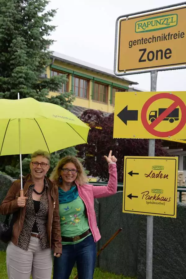Dr. Angelika Hilbeck besuchte bei strömendem Regen Rapunzel - eine strikt gentechnikfreie Zone