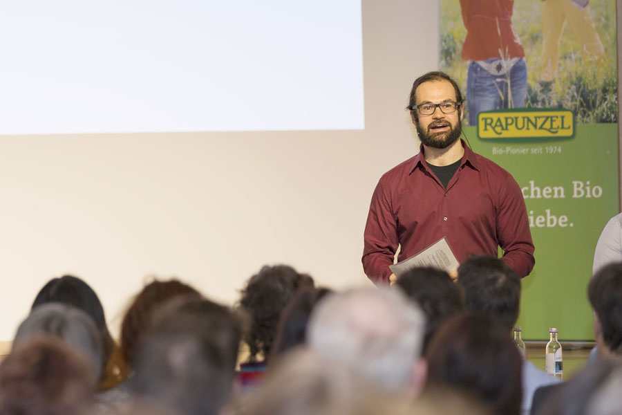 „Für den Muskelaufbau wesentlich entscheidender als Eiweiß sind Kohlenhydrate.“ „Für den Muskelaufbau wesentlich entscheidender als Eiweiß sind Kohlenhydrate.“