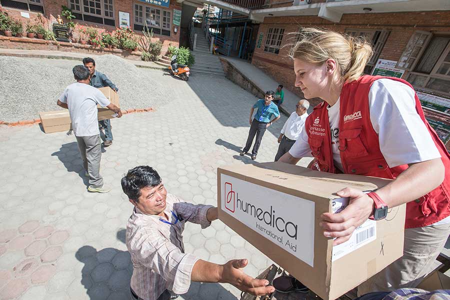Übergabe von Hilfsgütern in Nepal durch humedica