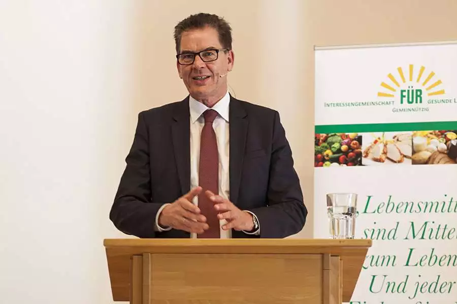 Bundesminister Dr. Gerd Müller würdigte die langjährigen Verdienste von Joseph Wilhelm und der gesamten Rapunzel Belegschaft für eine nachhaltige Landwirtschaft.