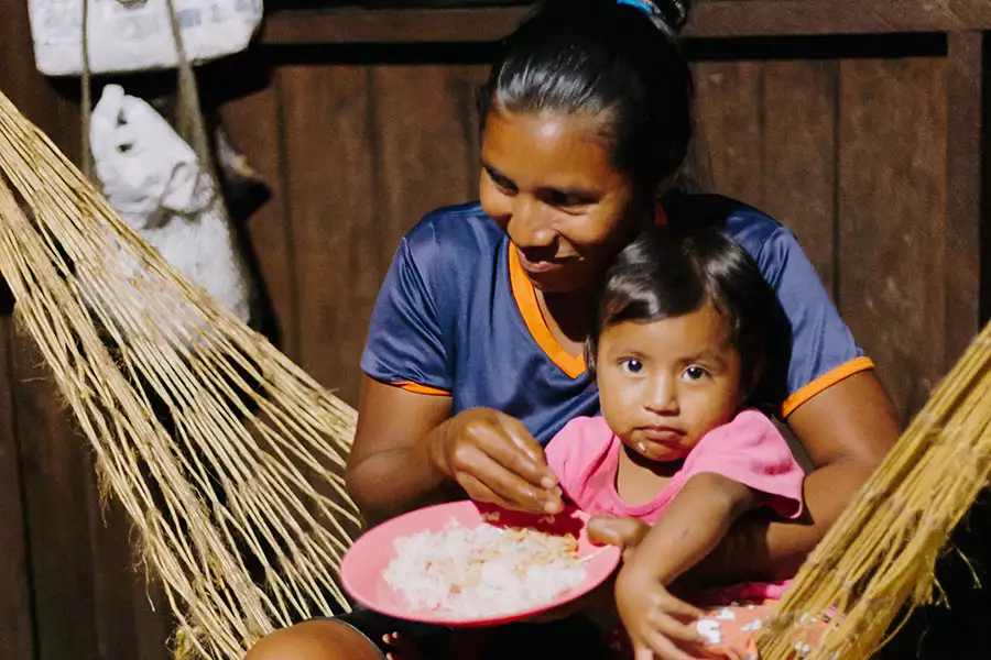 Luisa aus Arenal im Talamanca-Regenwald, Costa Rica, mit ihrer Tochter beim Abendessen.