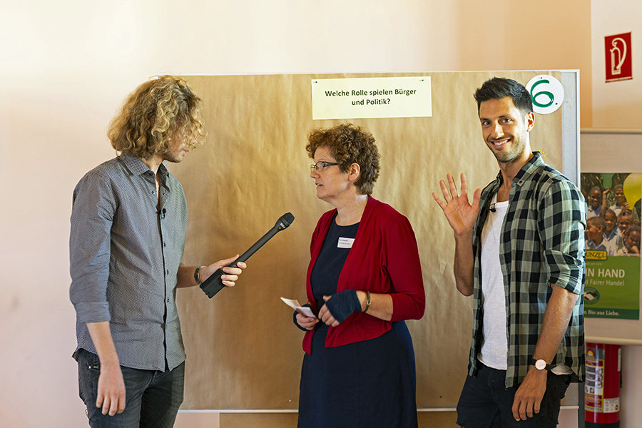 Referentin Maria Heubuch im Interview mit den YouTubern Gordon und Aljosha. Referentin Maria Heubuch im Interview mit den YouTubern Gordon und Aljosha.