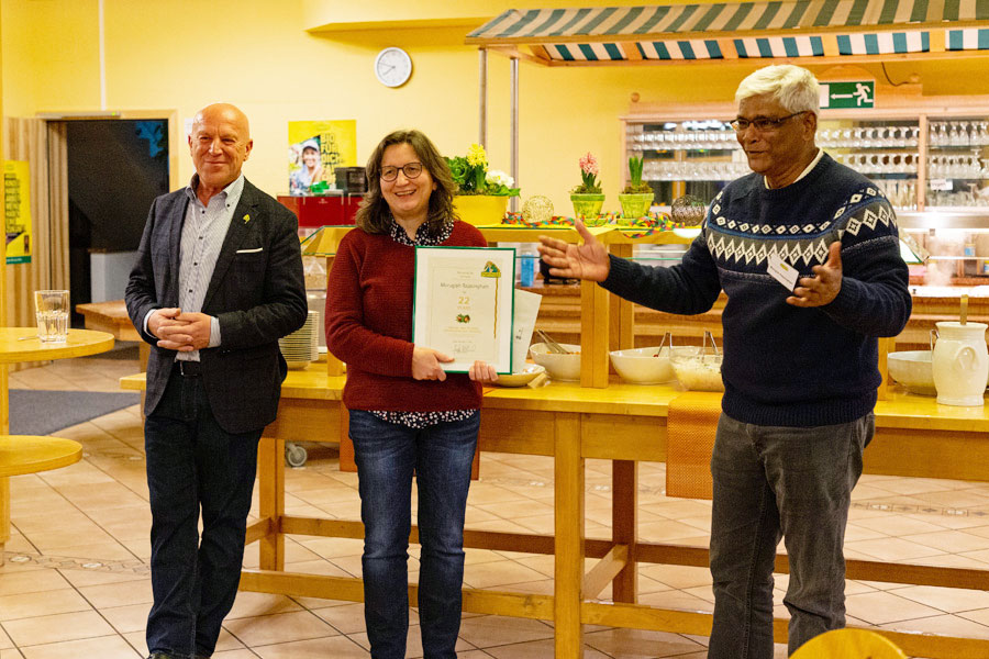 For his long-term collaboration, Mr. Murugiah Rajasingham receives an award presented by Rapunzel founder and shareholder Joseph Wilhelm and Barbara Altmann, head of raw material assurance at Rapunzel 