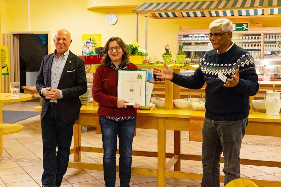 Murugiah Rajasingham erhält für seine langjährige Zusammenarbeit eine Ehrung durch Rapunzel Gründer Joseph Wilhelm und Barbara Altmann, Abteilungsleiterin der Rapunzel Rohstoffsicherung