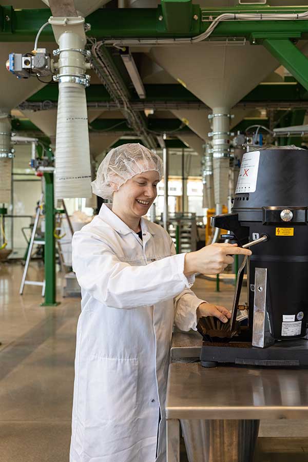 Für ein einwandfreies Röstergebnis wird die Gleichmäßigkeit der Bohnenfarbe analysiert und der Geruch des vermahlenen Kaffees bewertet. 