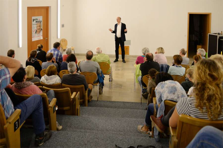 Valentin Thurn, Regisseur von „Taste the Waste“, stellte seinen neuen Film „10 Milliarden“ im Juni 2015 im Rapunzel Kino in Legau vor. Valentin Thurn, Regisseur von „Taste the Waste“, stellte seinen neuen Film „10 Milliarden“ im Juni 2015 im Rapunzel Kino in Legau vor.