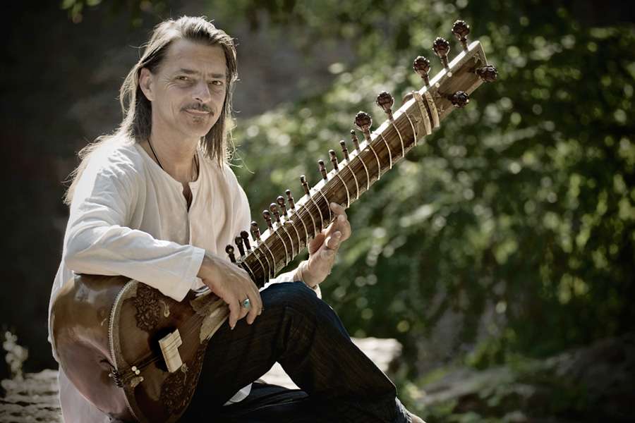Sitar-Konzert mit Surendra Lutz Strathmeyer Sitar-Konzert mit Surendra Lutz Strathmeyer