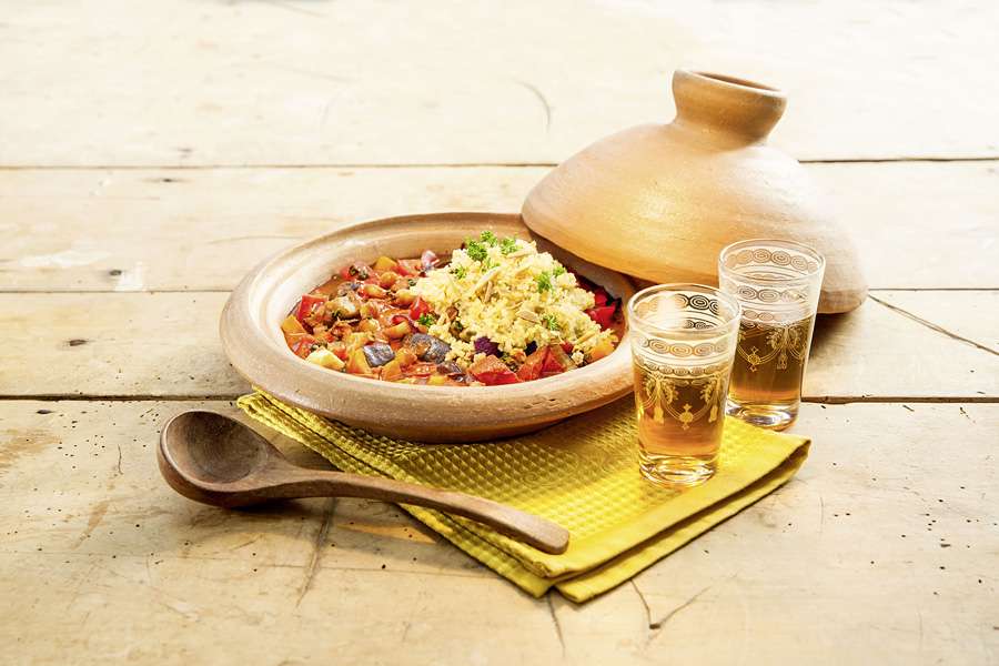 Afrikanisches Tajine mit Kichererbsen und Datteln