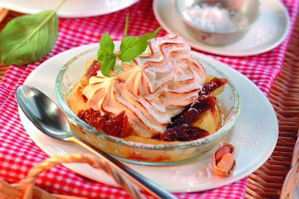 Apfel-Feigen-Dessert mit Erdnuss-Baiser