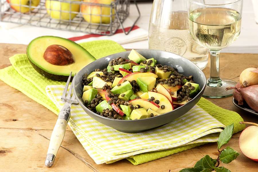 Avocado-Apfel-Salat mit grünen Linsen und Senfdressing